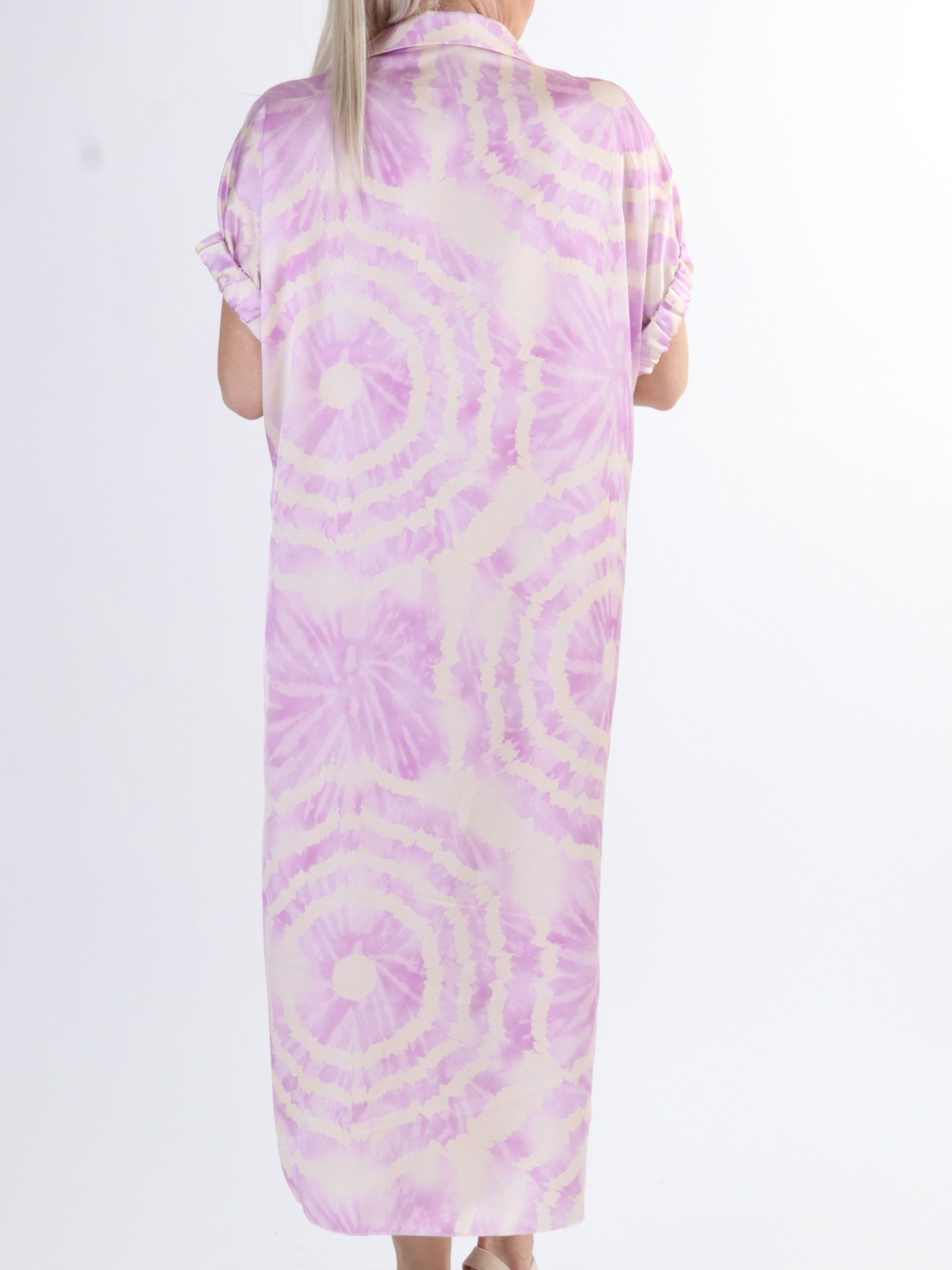 Erin - Skjortekjole i plus size med knapper og batikmønster